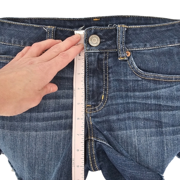 American Eagle Stretch Denim Shorts Raw Hem 5 pocket Jean Shorts Size 6 - Picture 6 of 7